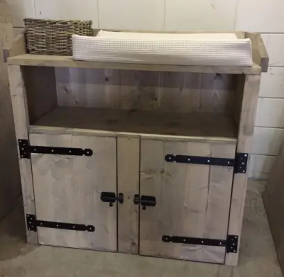 Productfoto Houten commode met deurtjes