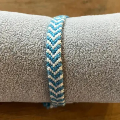 Productfoto Geknoopte armband - V-vorm lichtblauw