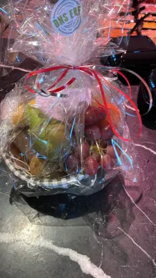 Productfoto Fruitmand gevuld met lokaal fruit