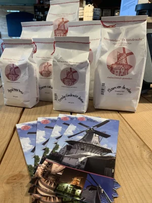 Productfoto Diverse brood mixen, cake mix, taart mix, meel en gist. Van Korenmolen De Eendracht!