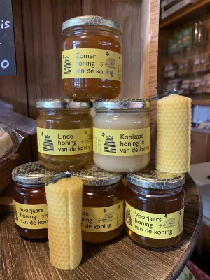Productfoto Rauwe honing van 2 verschillende imkers. Daarnaast vele bijproducten zoals propolis, hak honing, raathoning en bijenwas kaarsen. Let op : getoonde prijs is vanaf prijs!