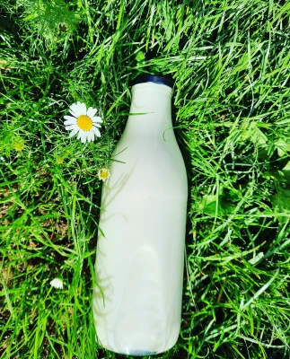 Productfoto Rauwe melk in glazen fles