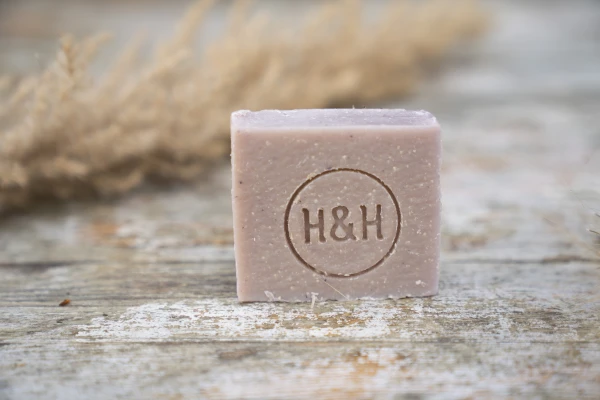 Productfoto Geitenmelkzeep Geranium met sheaboter