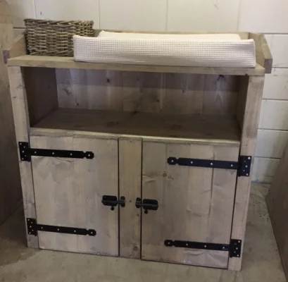 Productfoto Houten commode met deurtjes