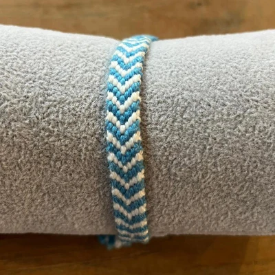 Productfoto Geknoopte armband - V-vorm lichtblauw