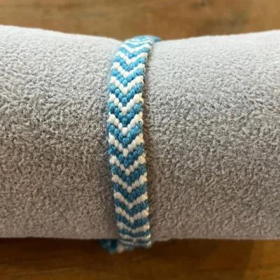 Productfoto Geknoopte armband - V-vorm lichtblauw