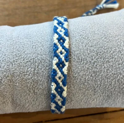 Productfoto Geknoopte armband - diagonaal,blauw, wit