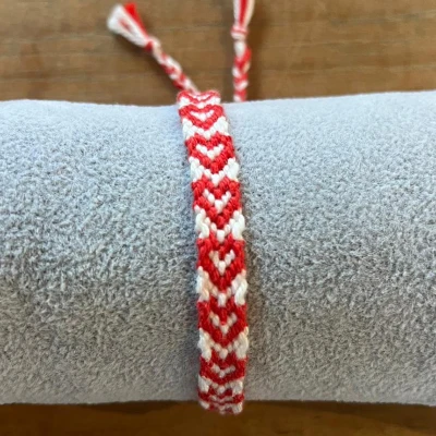 Productfoto Geknoopte armband - hartjes, rood