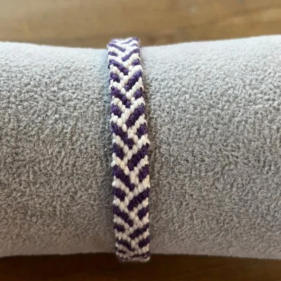 Productfoto Geknoopte armband - paars, wit