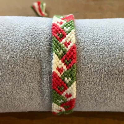 Productfoto Geknoopte armband - rood, groen, wit