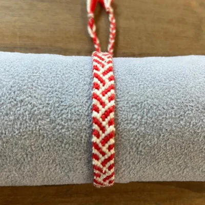 Productfoto Geknoopte armband - rood, wit