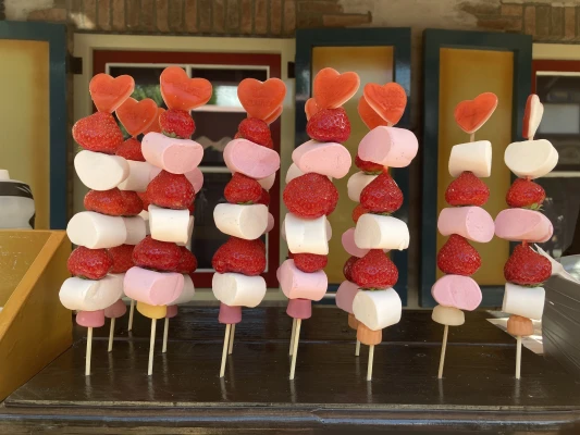 Productfoto 10 x Kindertraktatie "aardbei spiesjes"