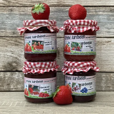 Productfoto  4 potten ambachtelijke aardbeienjam in de smaak van vroeger.
